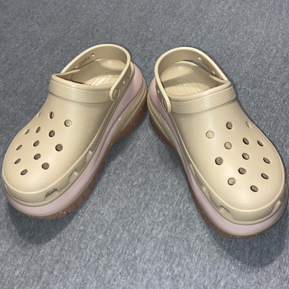 New platform Crocs women’s 9/mens 7 tan and pink